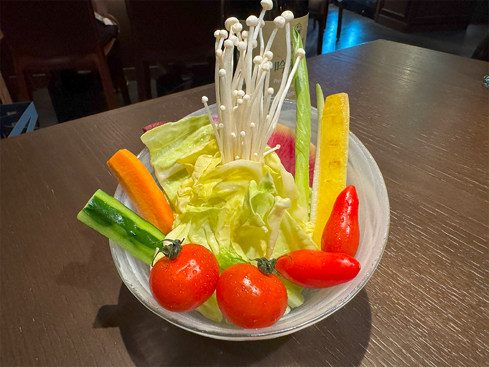 銀座六覺燈 神楽坂店 前菜:産地直送の生野菜プレート