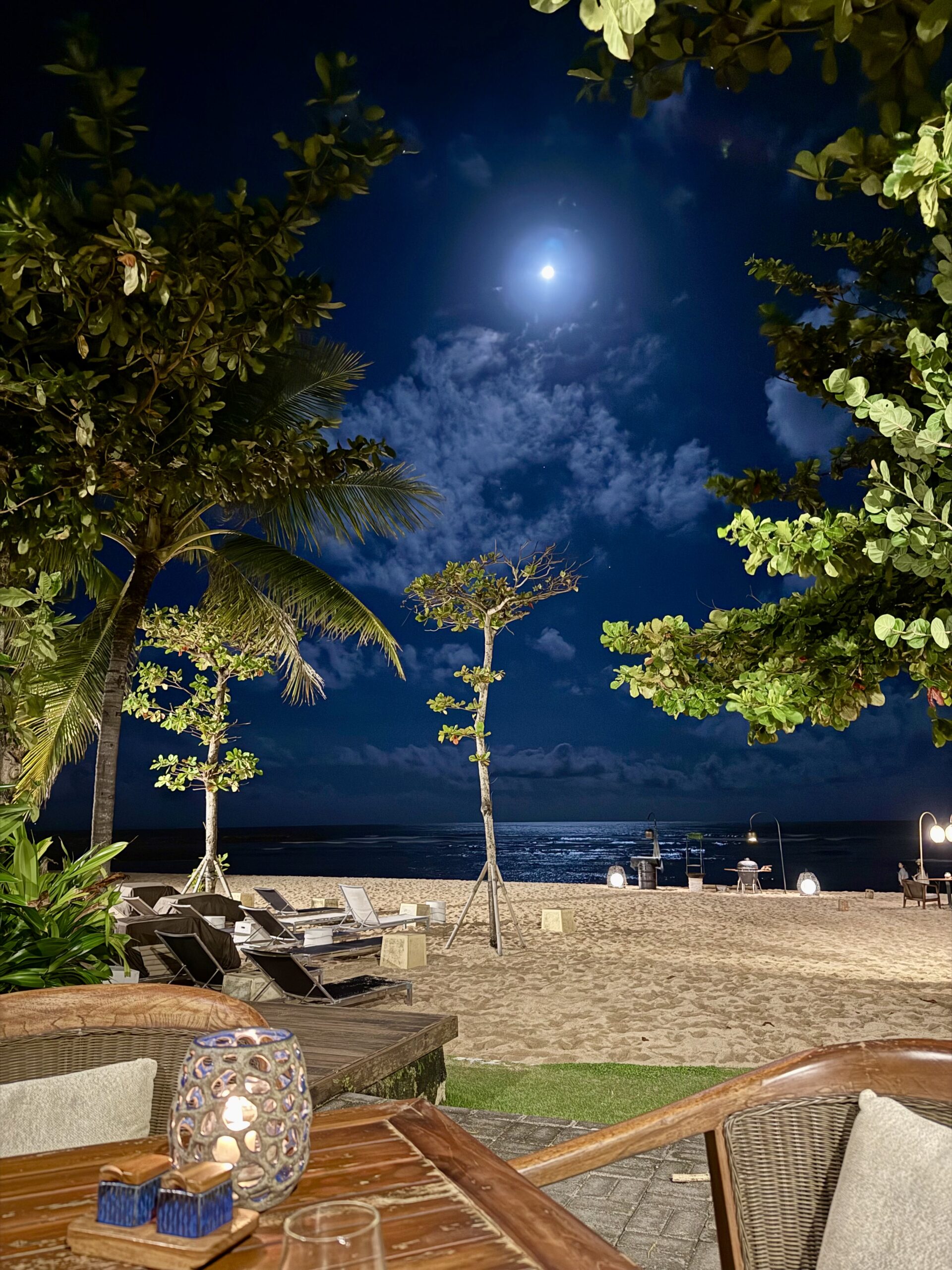 Beach Grillの海に近い席から望む満月の夜