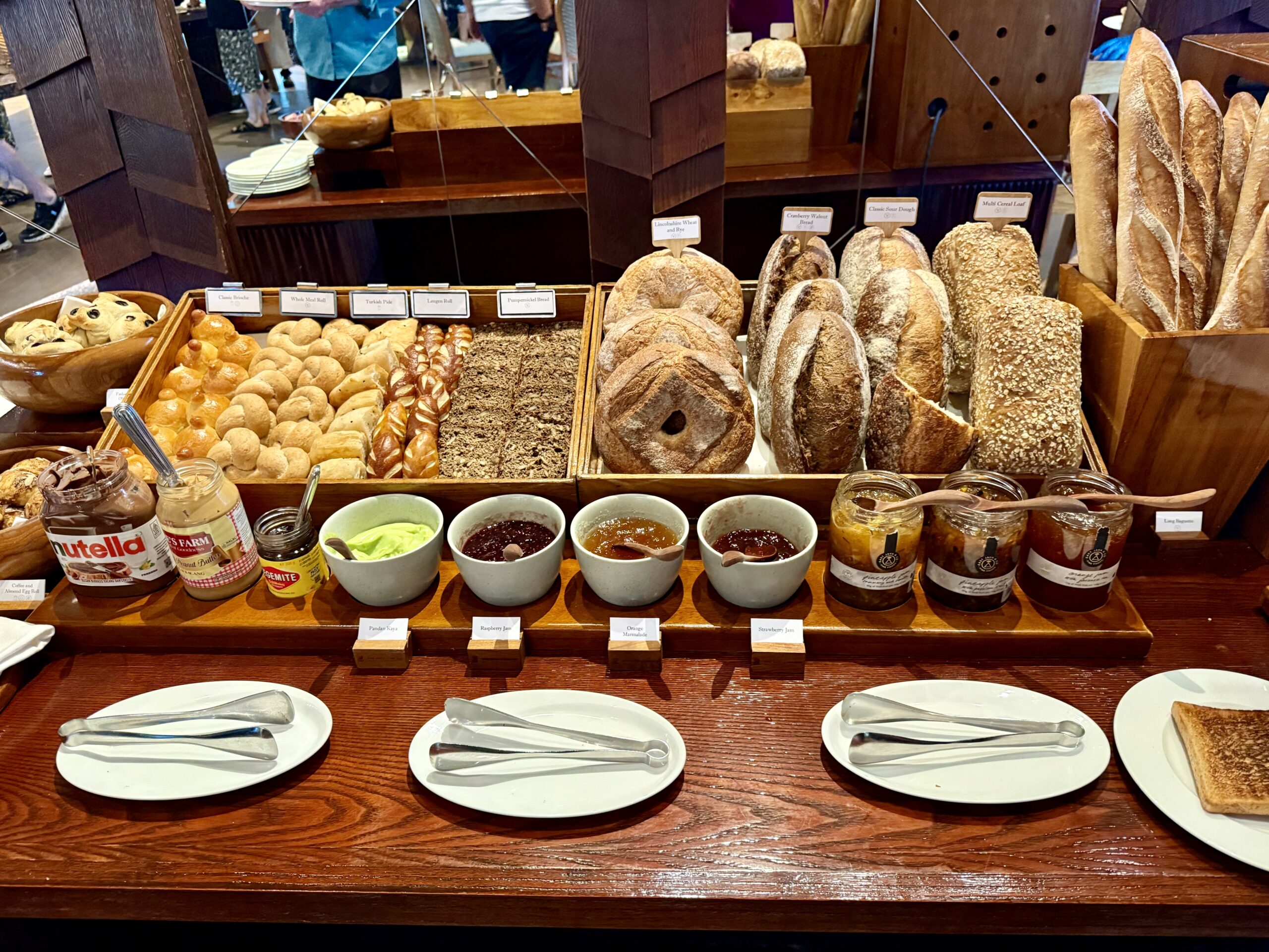 朝食ベーカリーコーナーのパン