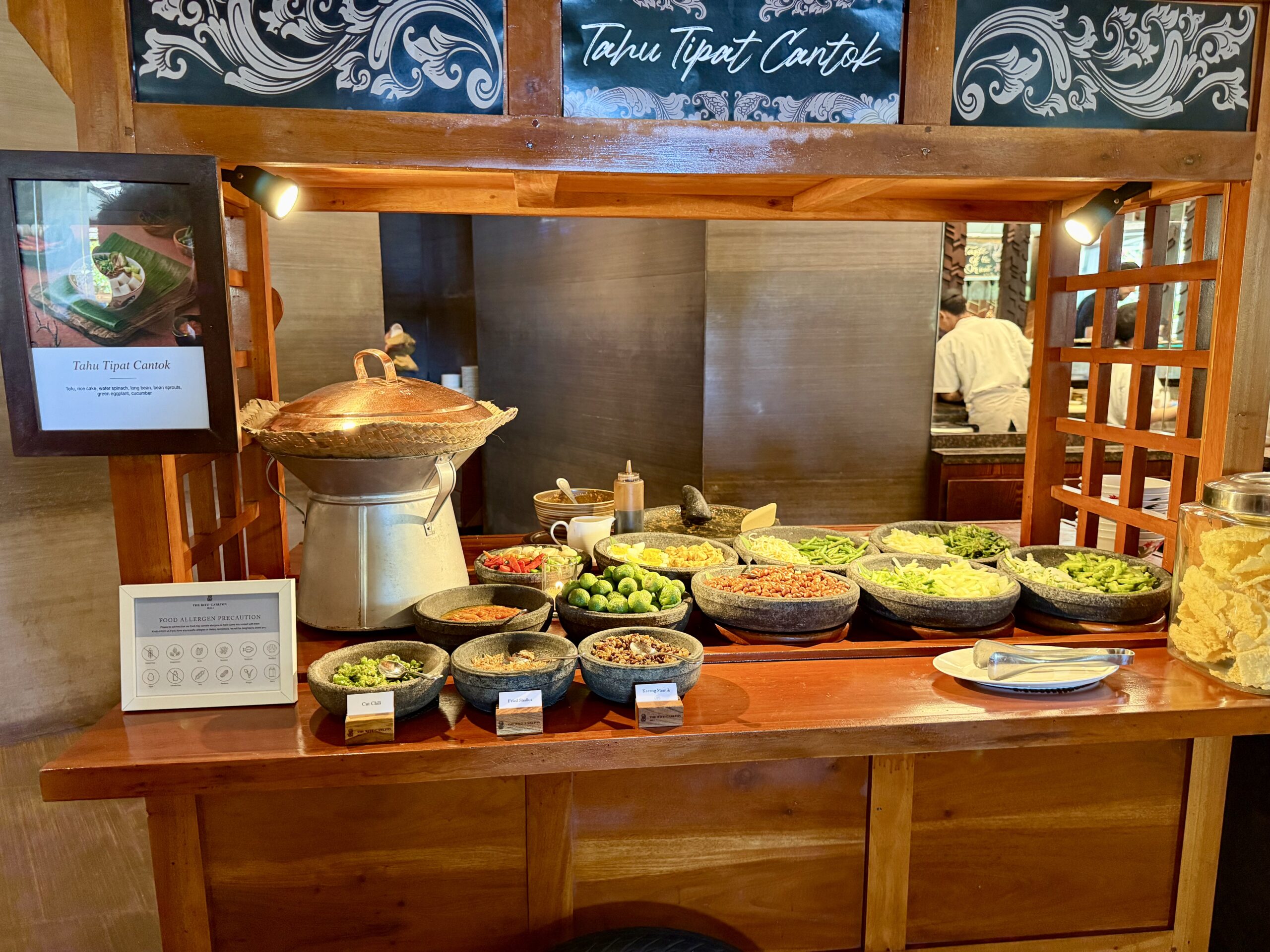バリ料理「Tahu Tipat Cantok」の実演コーナー