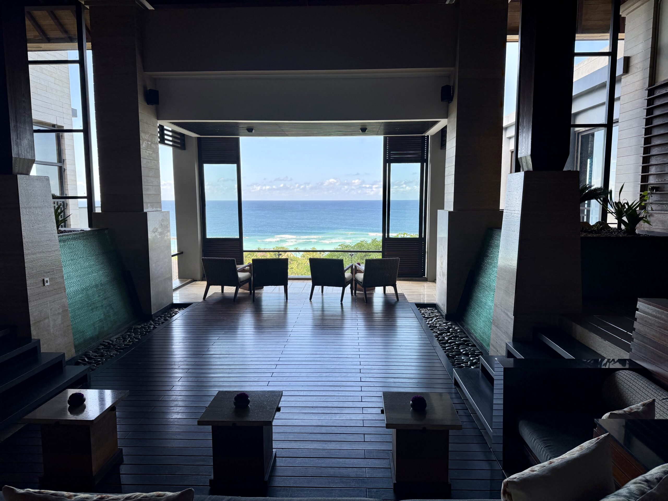 海を望むロビーラウンジ