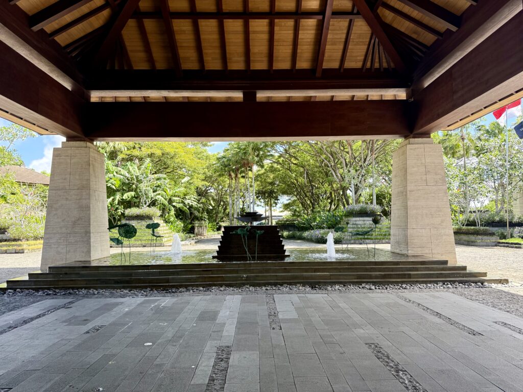 エントランスの噴水と庭園