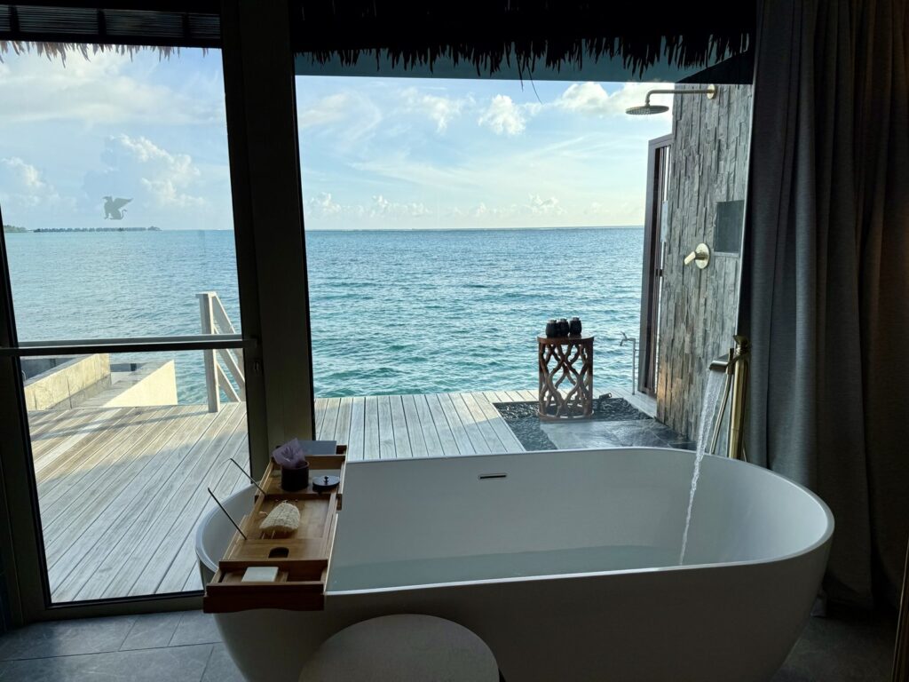 JWマリオット・モルディブの水上ヴィラ｜海が見えるバスタブと、テラスの屋外シャワー