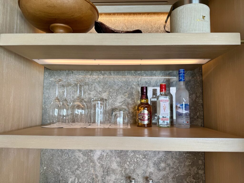 121号室のグラスとお酒の棚