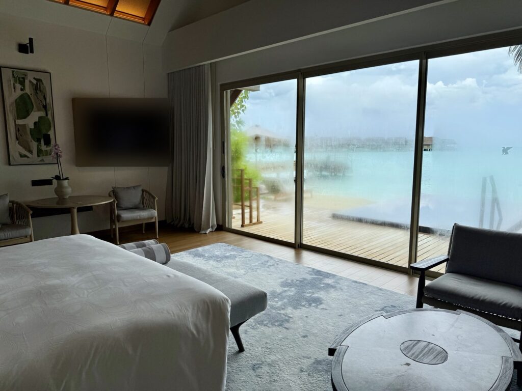 121号室の雨の日の寝室