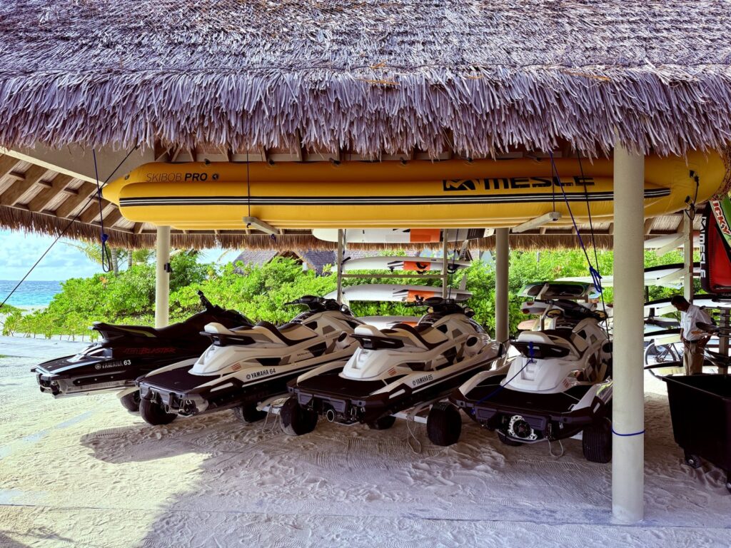 屋根の下にずらりと並ぶジェットスキー