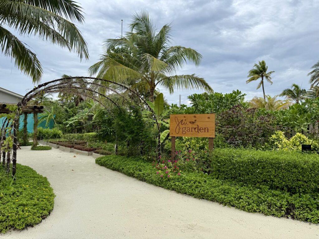 JW Gardenの入口と木の看板