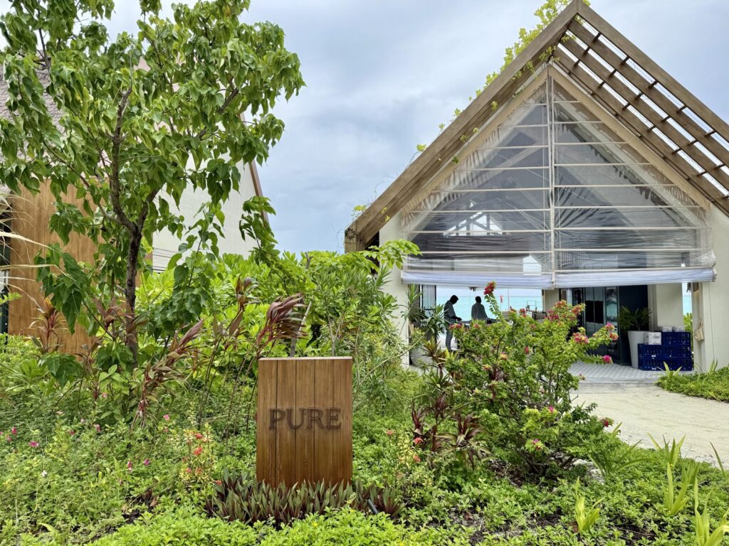 PUREの看板と三角屋根の建物