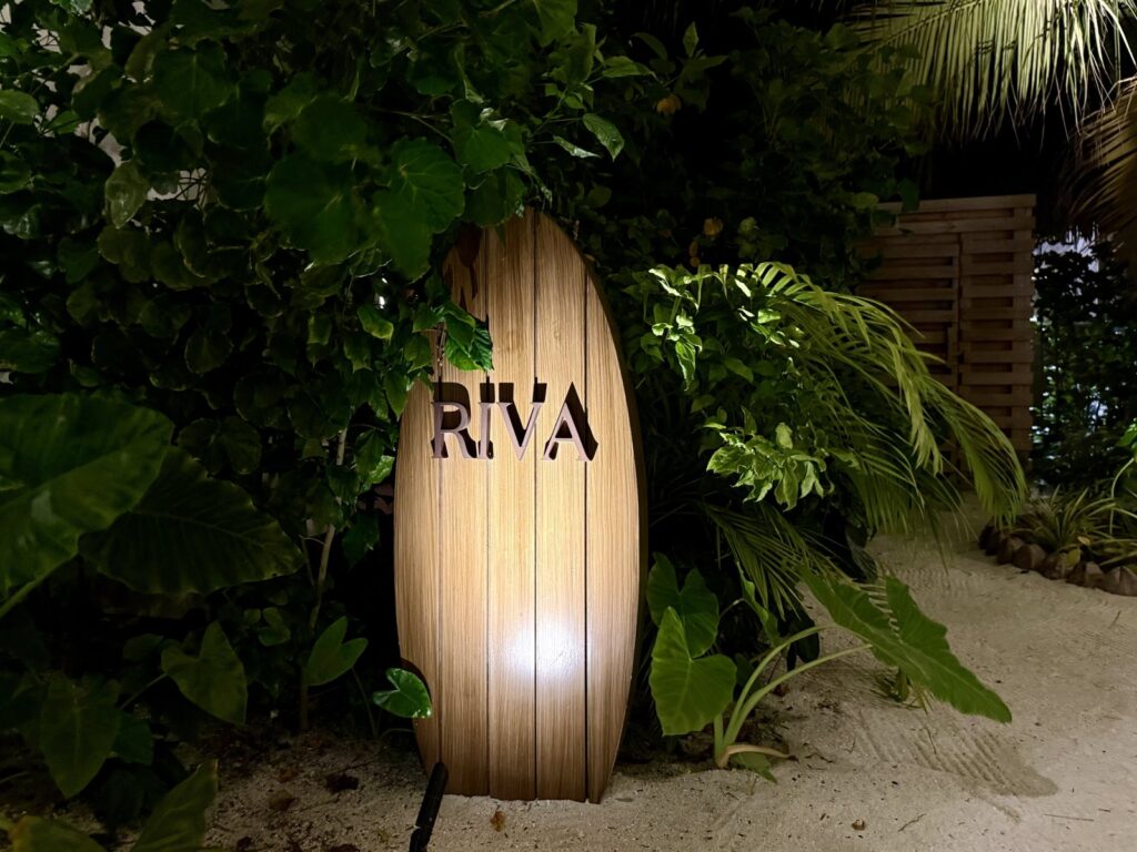 サーフボード型の「RIVA」の看板