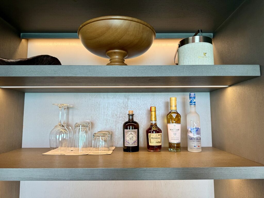JWマリオット・モルディブの水上ヴィラ｜バーの棚（グラスとお酒）