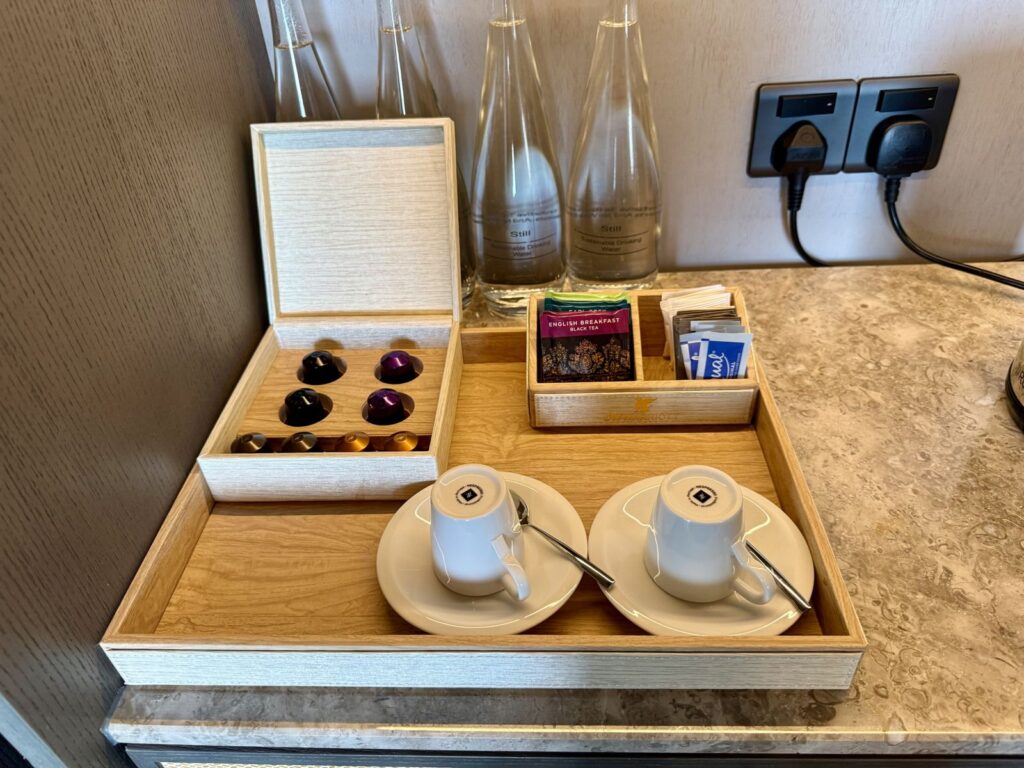JWマリオット・モルディブの水上ヴィラ｜コーヒーカプセルと紅茶のトレイ