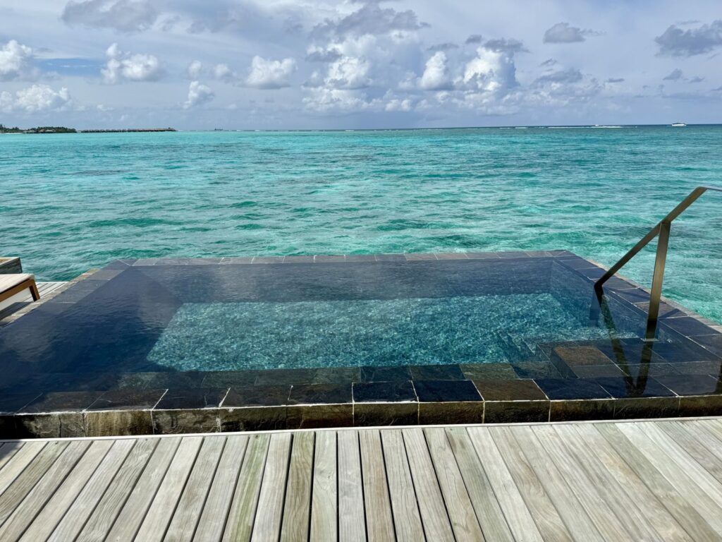 JWマリオット・モルディブの水上ヴィラ｜海とつながるように見えるインフィニティプール