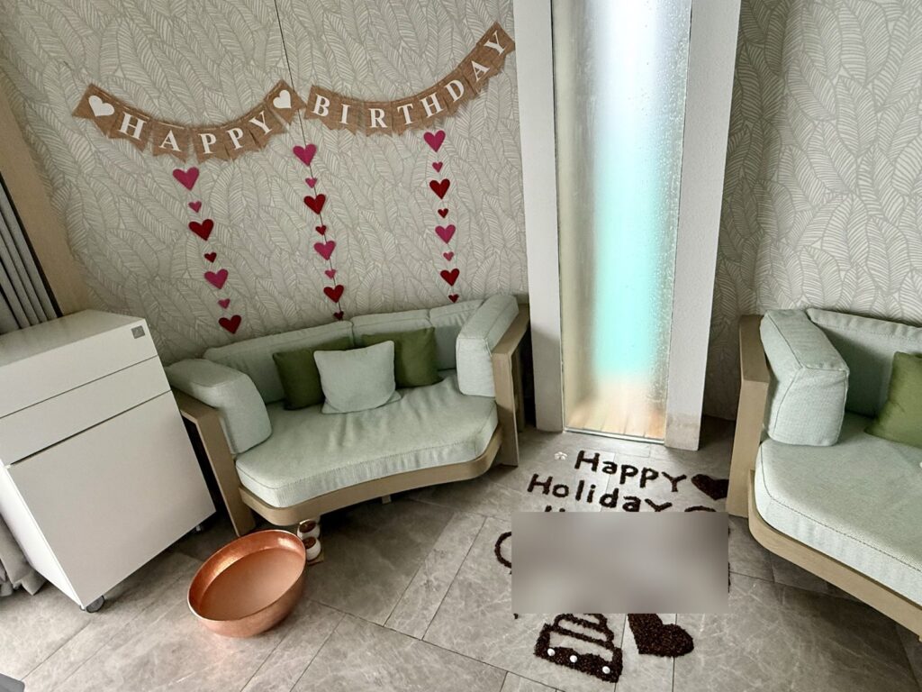 スパの施術室に飾られたHAPPY BIRTHDAYのガーランド