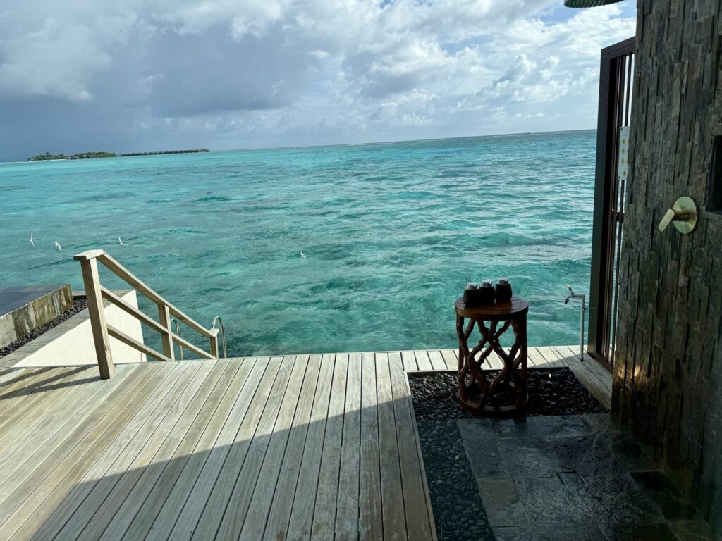 JWマリオット・モルディブの水上ヴィラ｜海に面したテラスの屋外シャワー