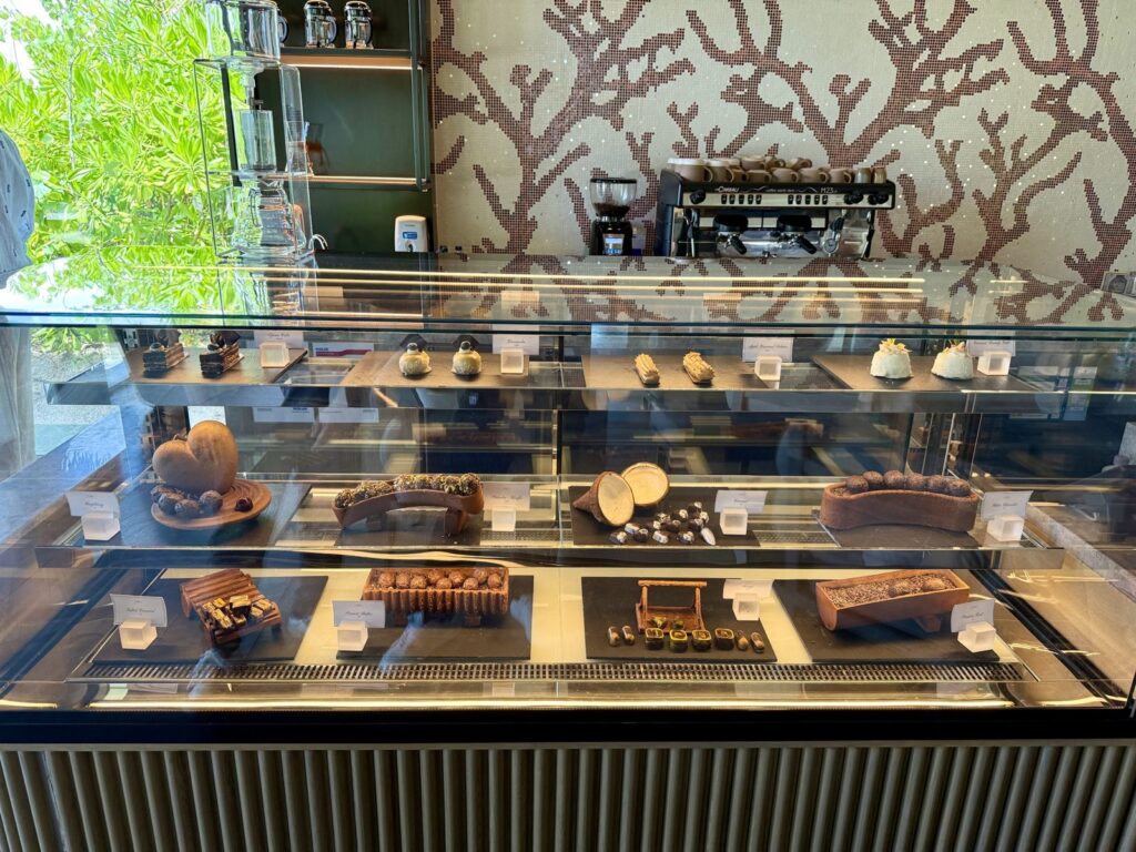 ショーケースに並ぶチョコレートやケーキ