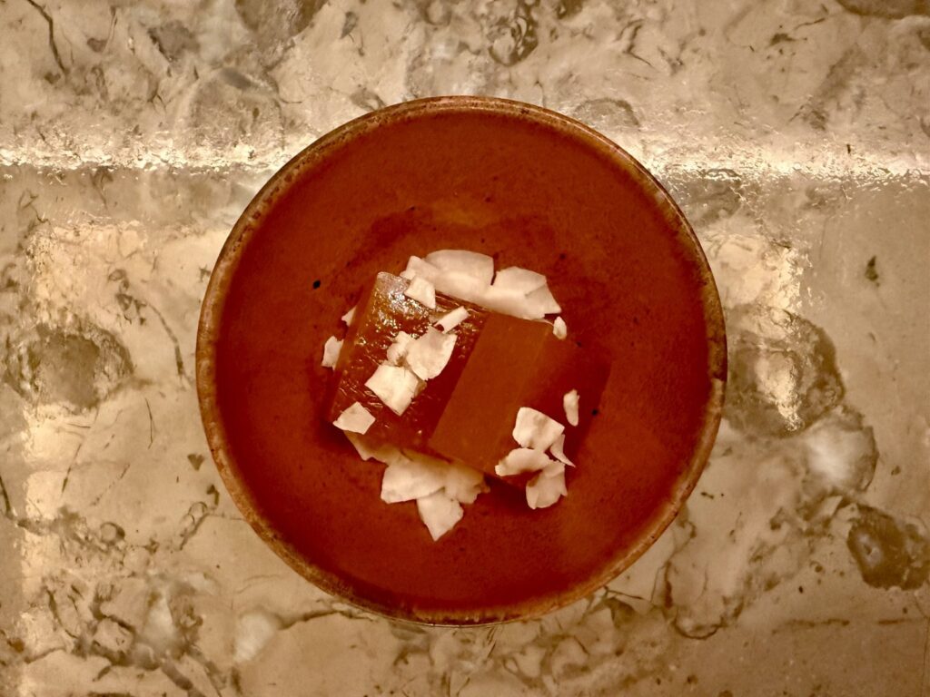 部屋に用意されていたココナッツのせのお菓子