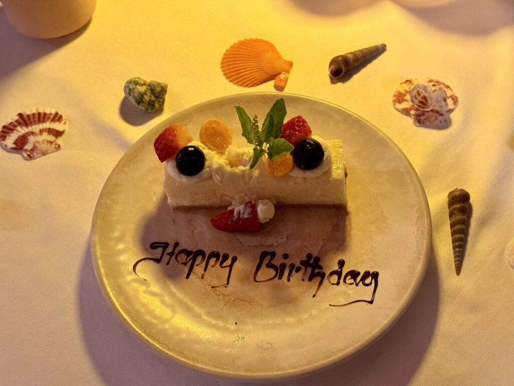 JWマリオット・モルディブの水上ヴィラ｜「Happy Birthday」のメッセージ入りケーキ