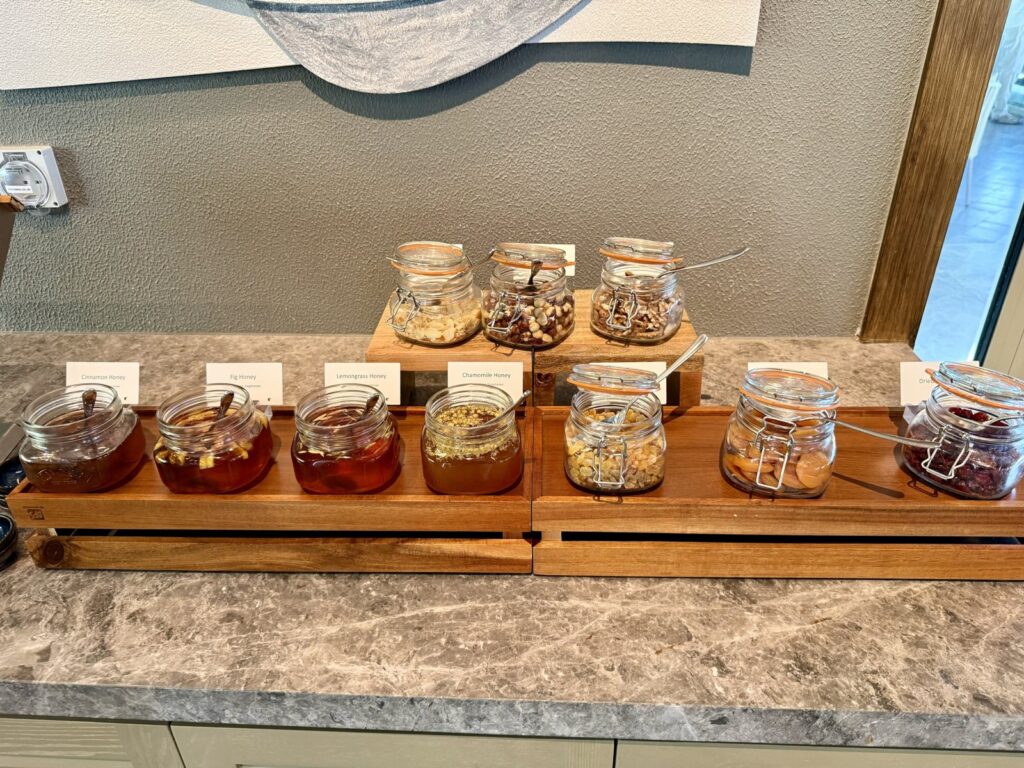 4種類のはちみつと、ナッツやドライフルーツ