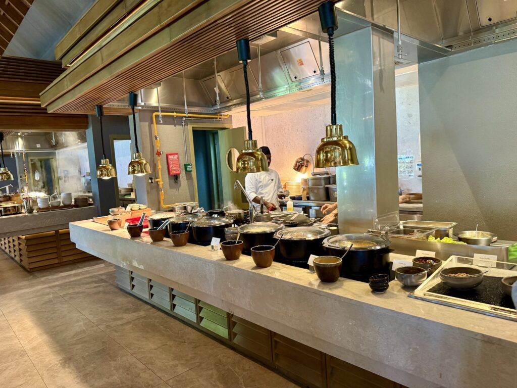 温かい料理がずらりと並ぶメインカウンター