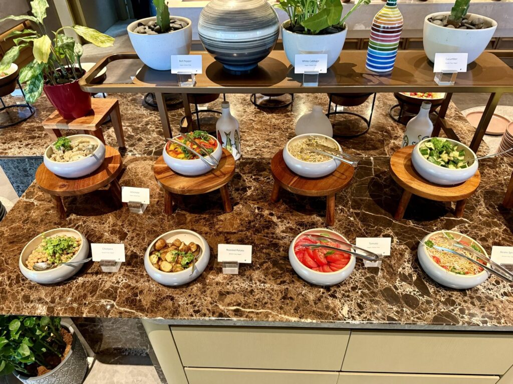 ひよこ豆やローストポテトが並ぶサラダバー
