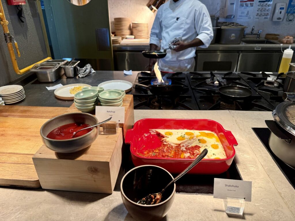 シャクシュカと、目の前で卵料理を作るシェフ