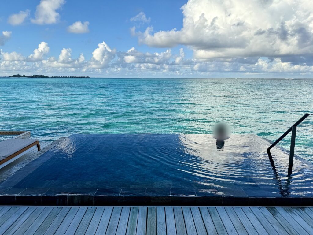 JWマリオット・モルディブの水上ヴィラ｜インフィニティプールから眺める海と空