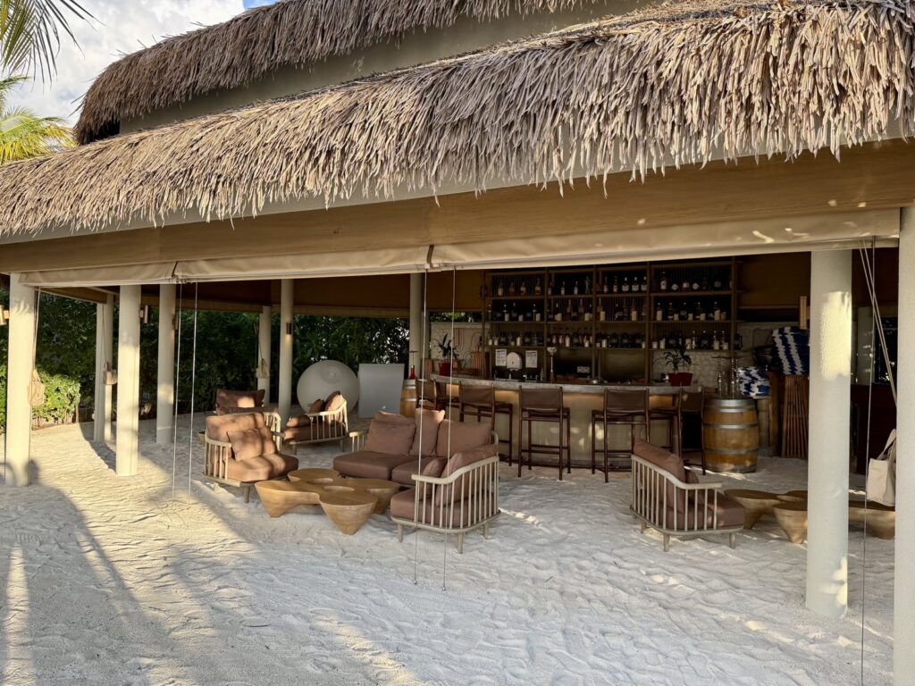 砂の上にソファが並ぶビーチバー