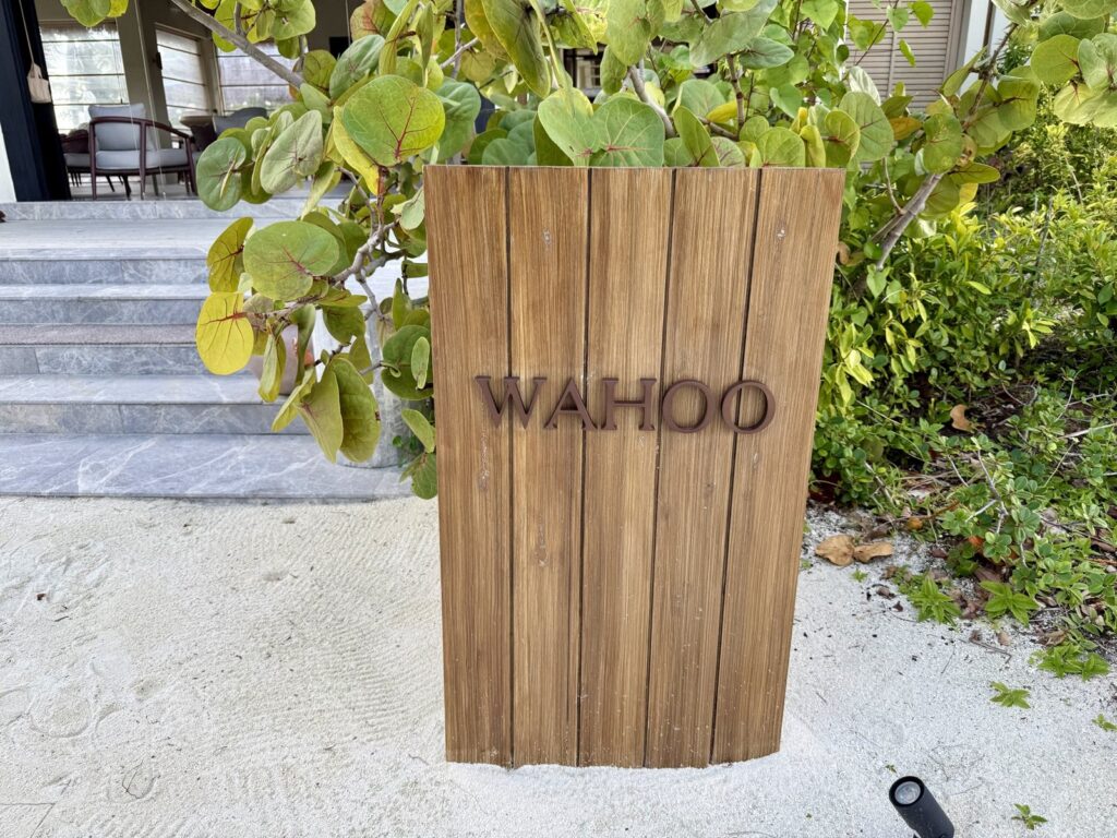 木の看板「WAHOO」