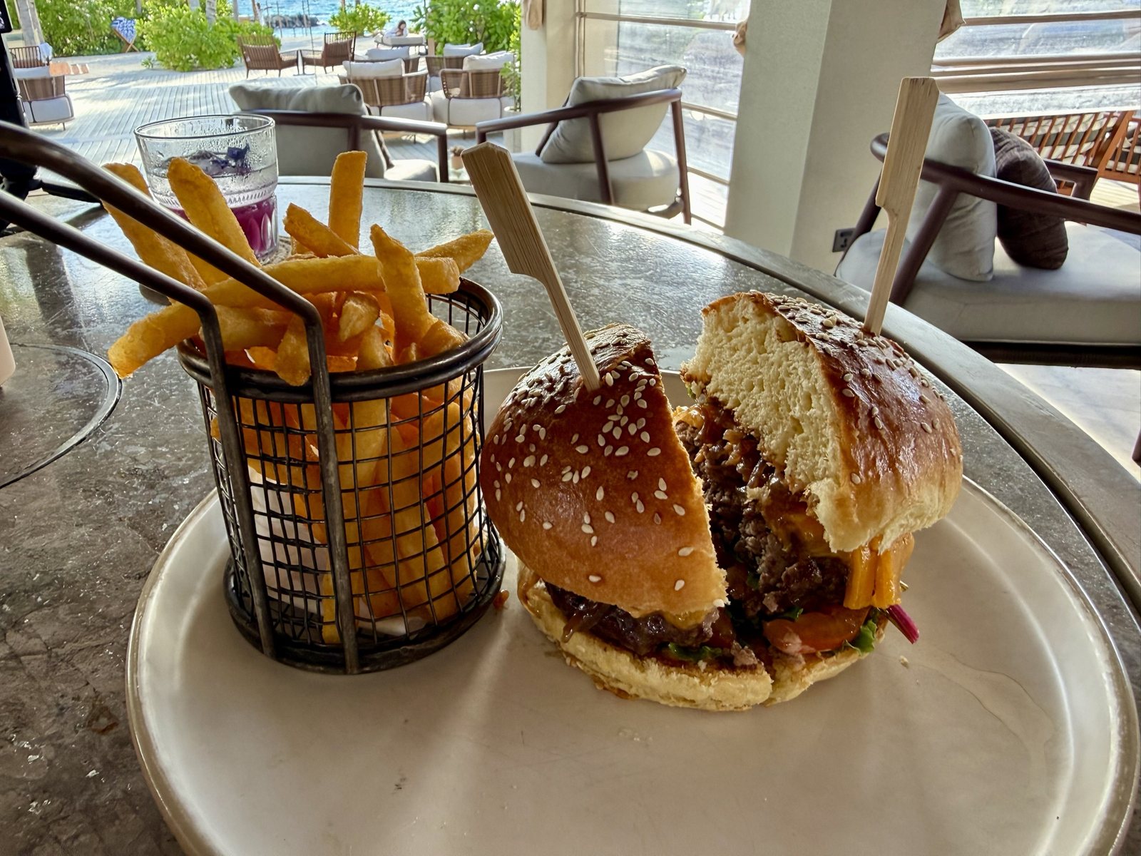 JW Wagyu Cheeseburger（$49／約7,660円）