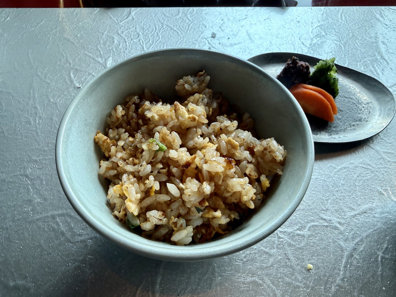 食事（ガーリックライス・香の物）
