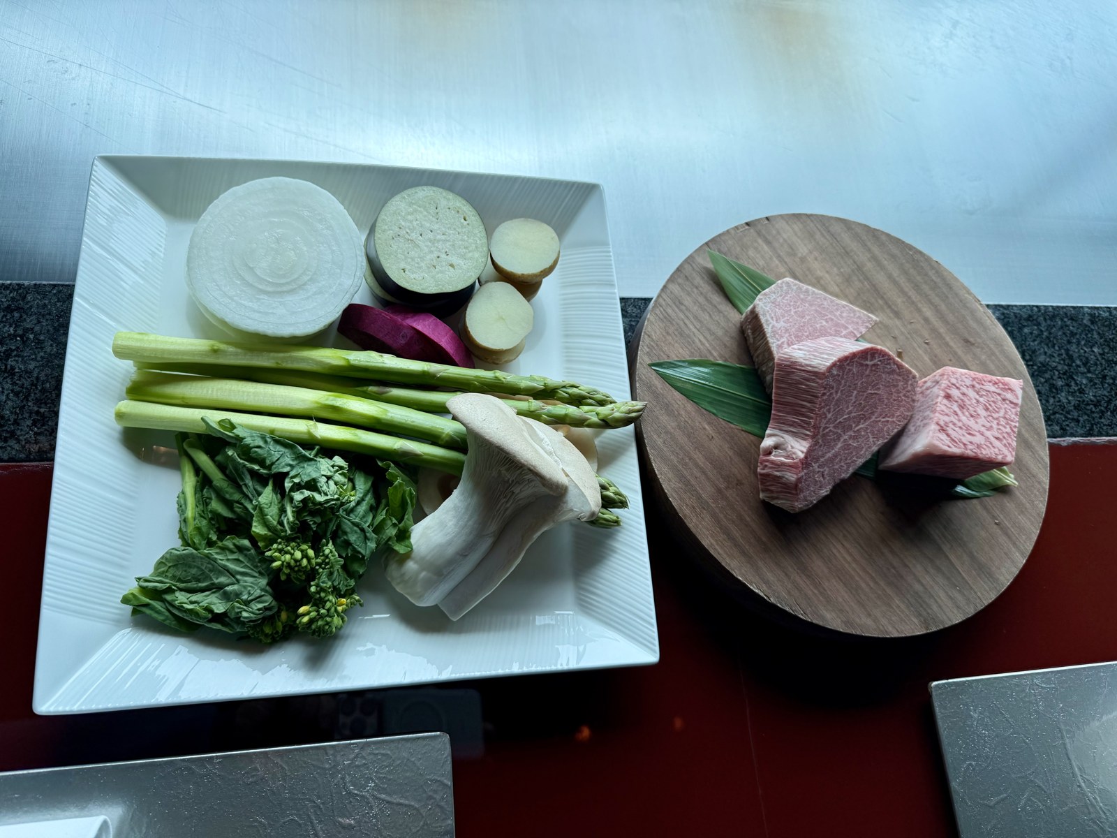 コンラッド東京 風花｜鉄板焼の食材（黒毛和牛と野菜）