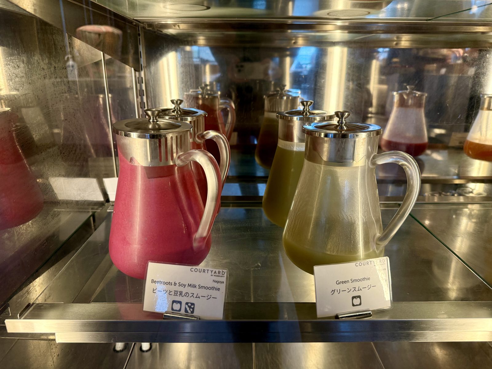 コートヤード・バイ・マリオット名古屋｜ビーツと豆乳のスムージー（左）