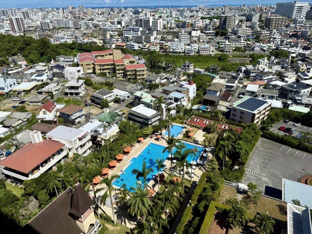ダブルツリーbyヒルトン那覇首里城｜朝の屋外プール