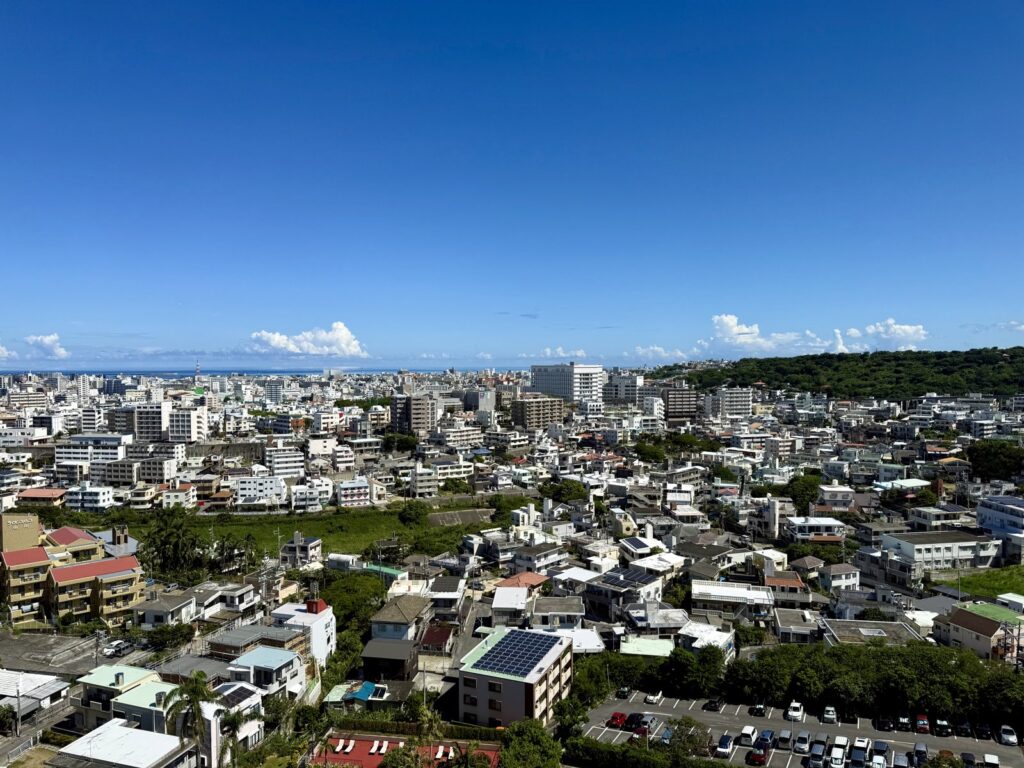 ダブルツリーbyヒルトン那覇首里城｜朝の那覇の街並み