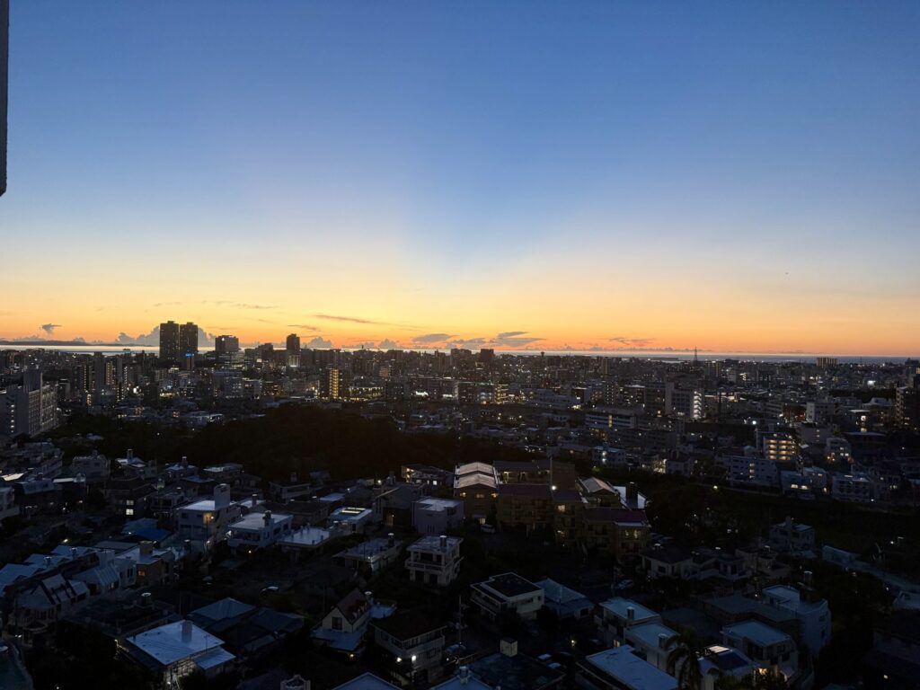 ダブルツリーbyヒルトン那覇首里城｜15階から見た那覇の夕日