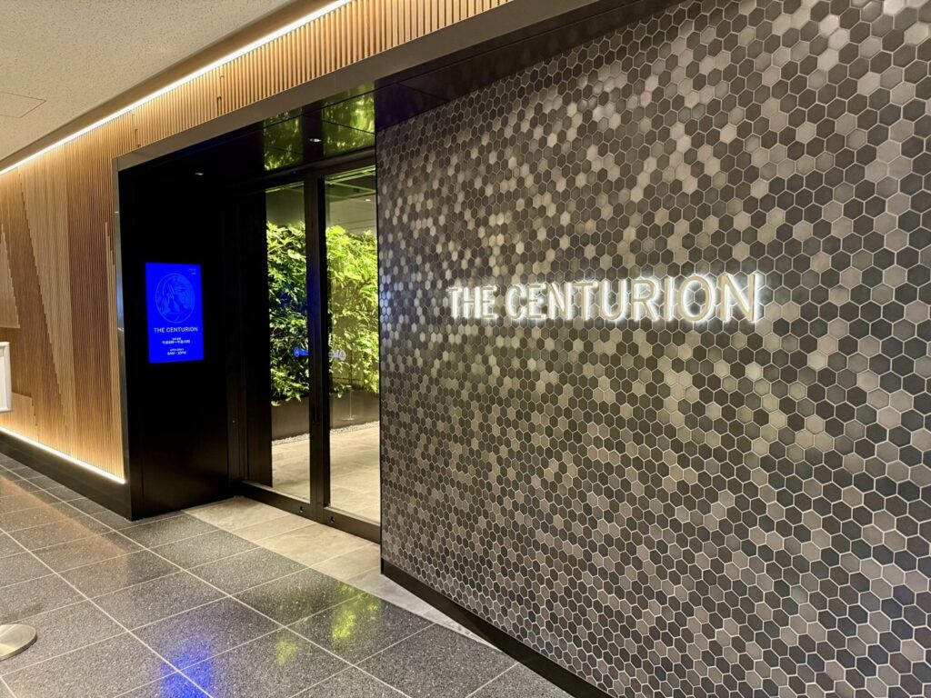 羽田センチュリオン・ラウンジの入口の「THE CENTURION」の壁