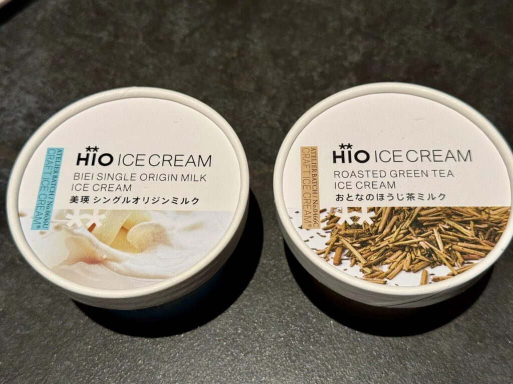 羽田センチュリオン・ラウンジのHIOのアイスクリーム(美瑛ミルクとほうじ茶ミルク)