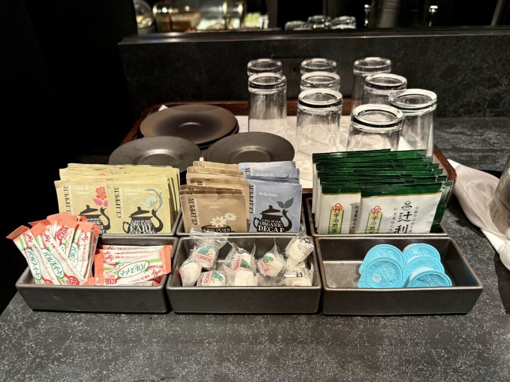 羽田センチュリオン・ラウンジのお茶やコーヒーのコーナー