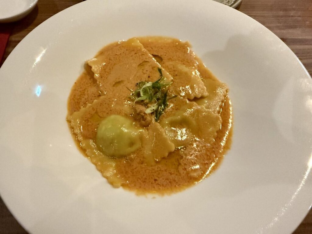 リコッタチーズと海老のラビオリ ウニのクリーム（¥3,800）
