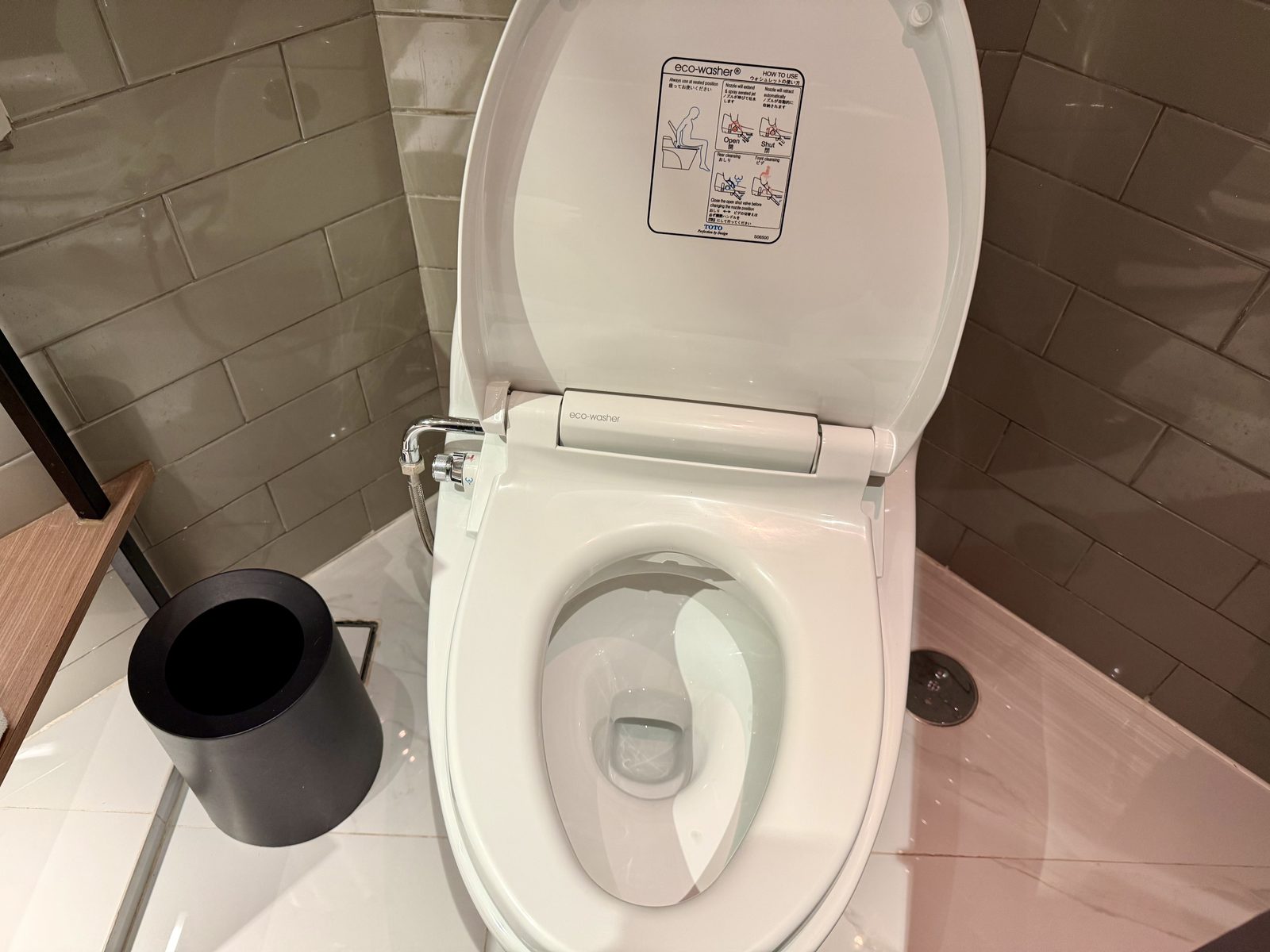 温水洗浄便座つきのトイレ