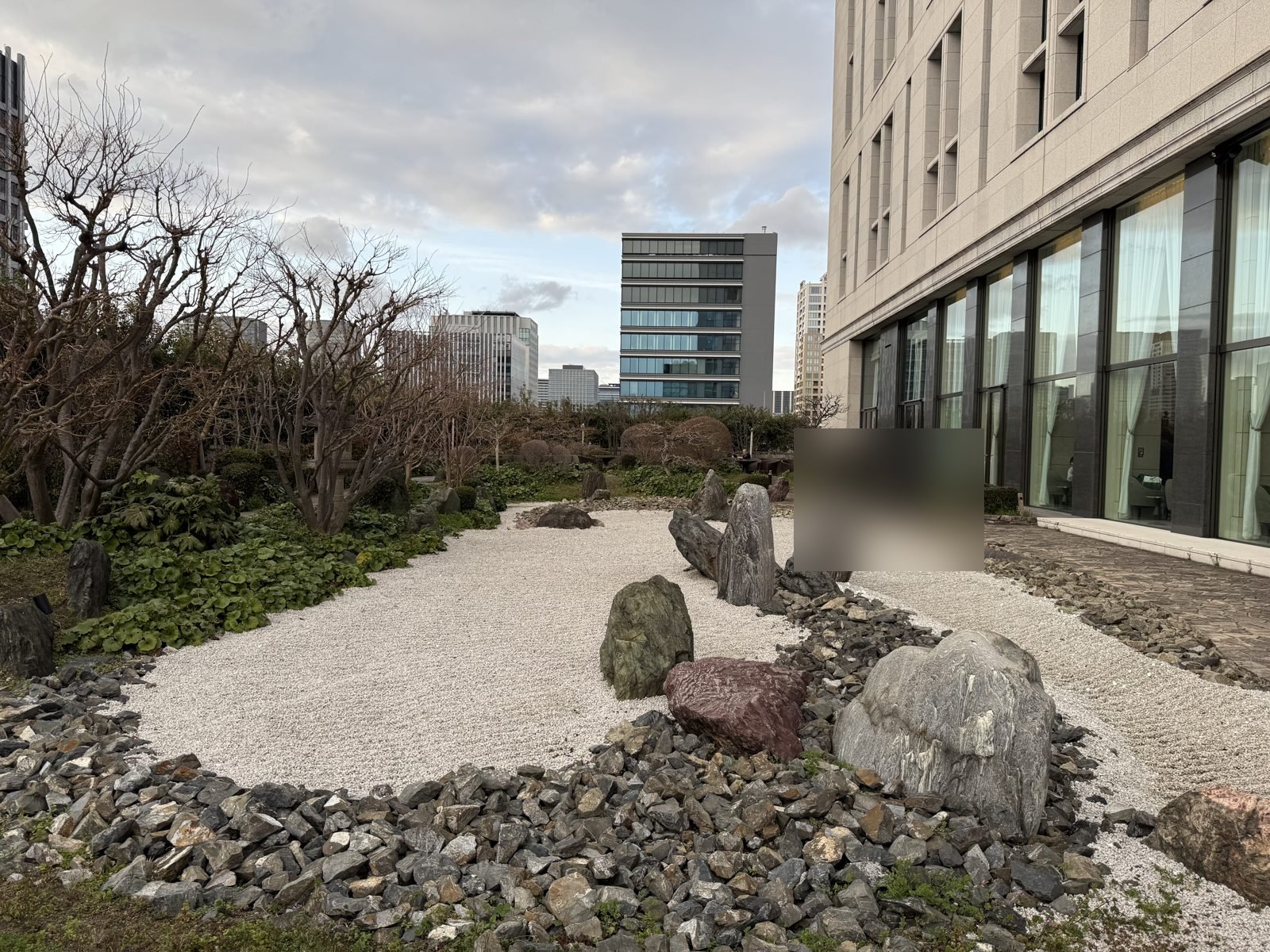 セントレジス大阪｜ホテル棟と庭園
