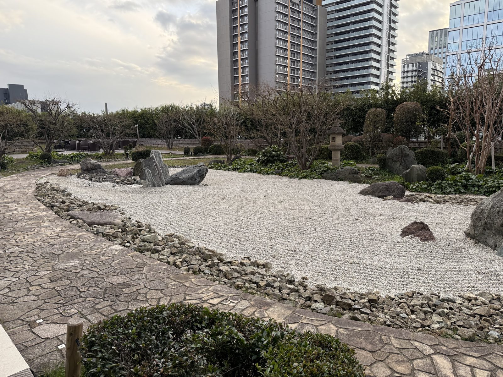 セントレジス大阪｜庭園の小道