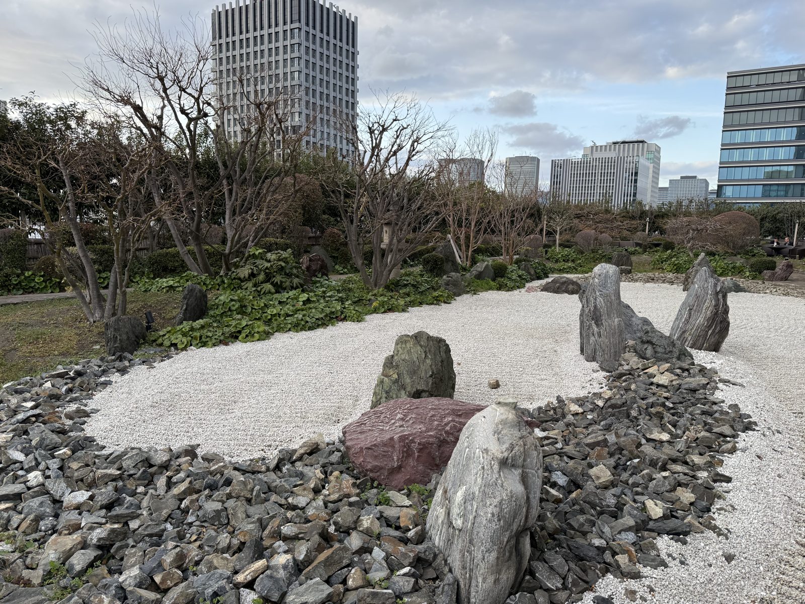 セントレジス大阪｜白砂と石組み