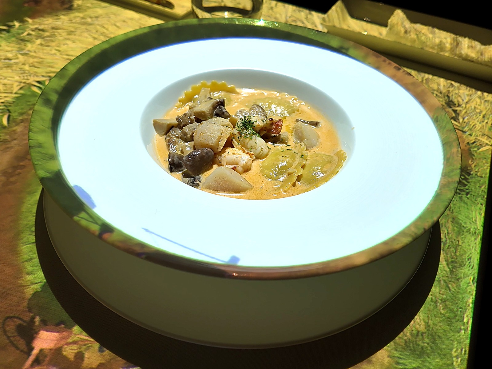 パスタ（イタリア）：挽きたて小麦のトリュフラビオリ