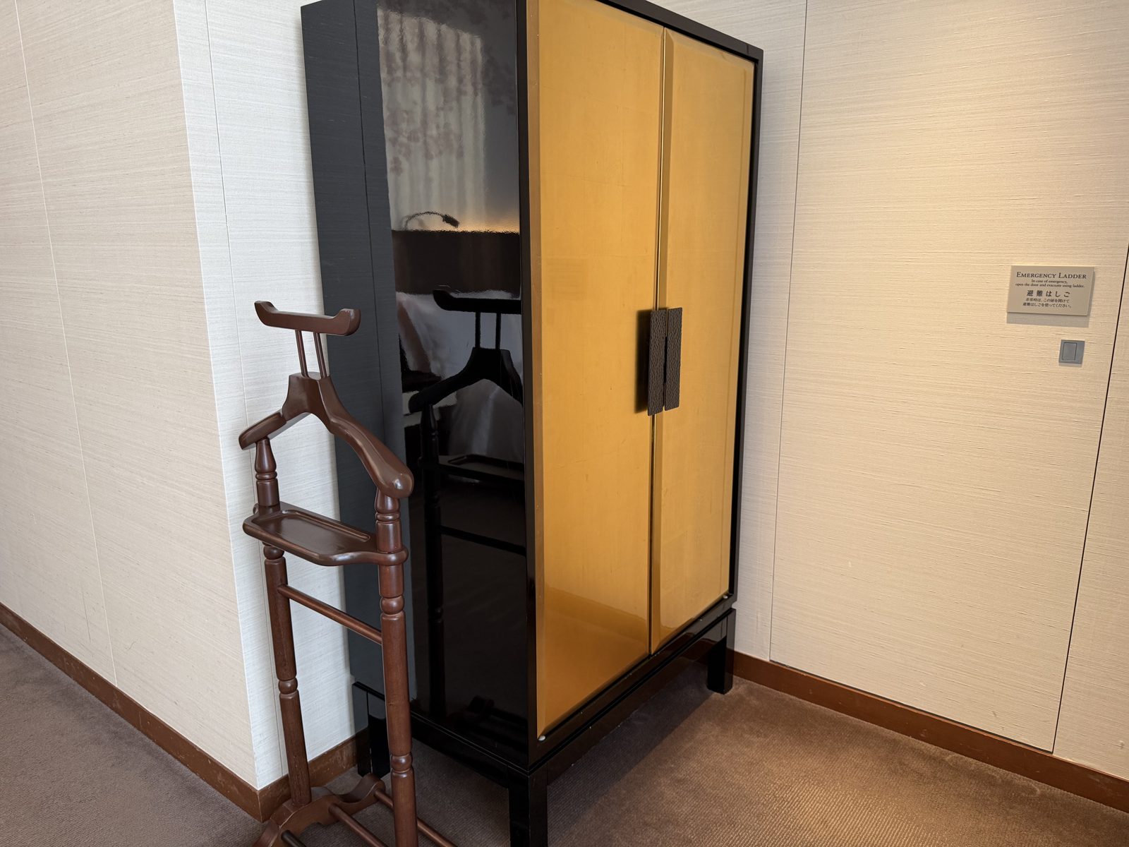 セントレジス大阪｜金色の扉のワードローブ