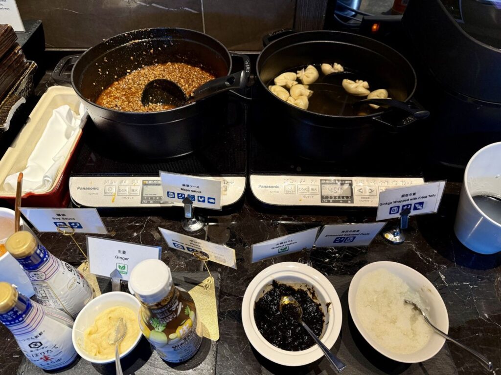 東京マリオット 朝食会場の麻婆ソースと銀杏巾着
