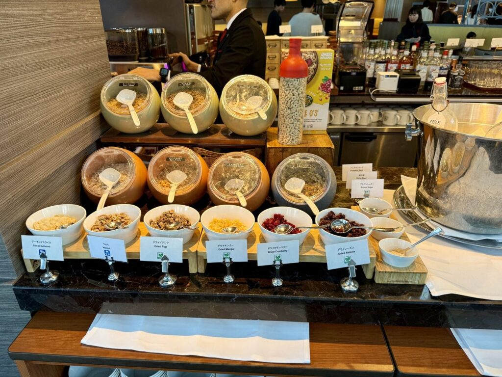 東京マリオット 朝食会場のシリアルとトッピング