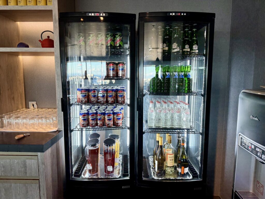 東京マリオットのラウンジ ドリンク冷蔵庫（ビール・ワイン・ソフトドリンク）