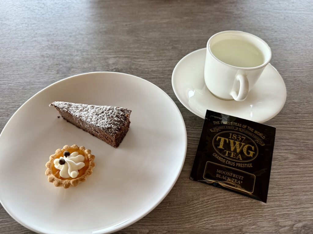 東京マリオットのラウンジでいただいたケーキとタルト、TWGの紅茶