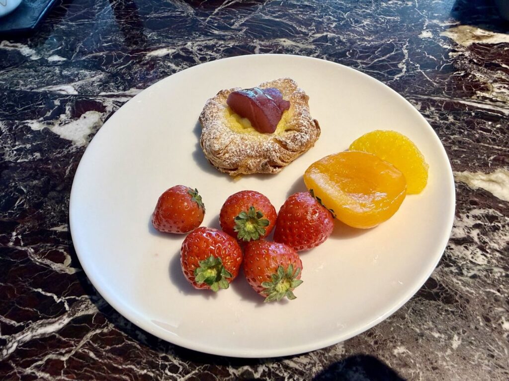 東京マリオット ラウンジ朝食のデニッシュといちご